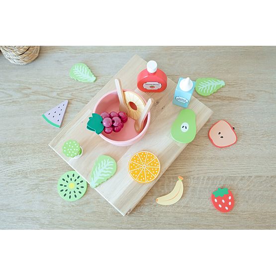 Aliments en bois - découpe - Salade de fruits frais