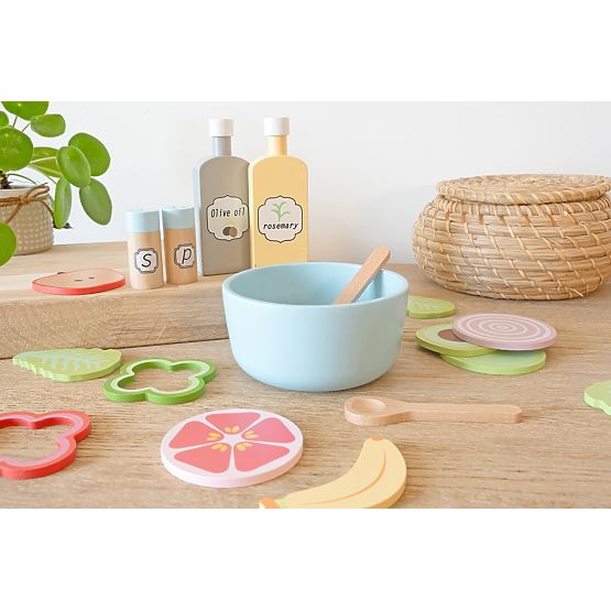 Aliments en bois - découpe - Salade de légumes