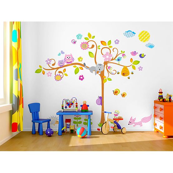 Arbre fleuri avec petits animaux