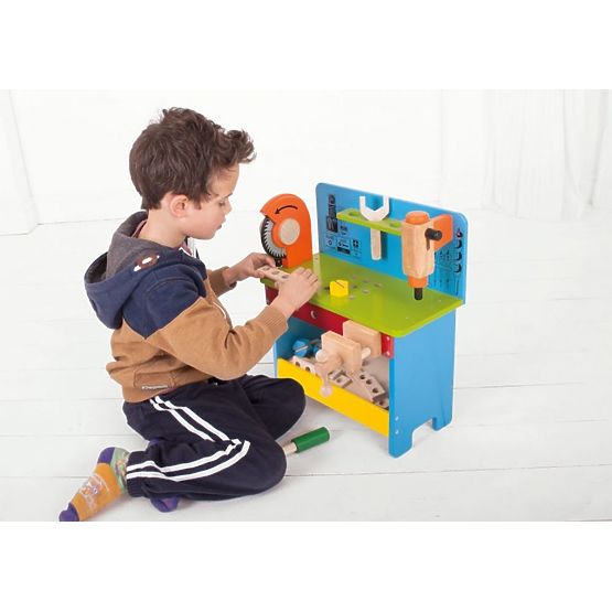 Atelier de bricolage en bois avec des outils