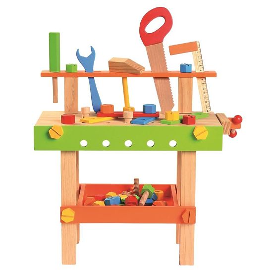 Grand atelier en bois avec outils