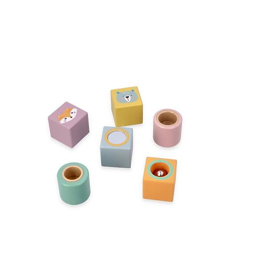 Blocs en bois pour petits explorateurs à la main