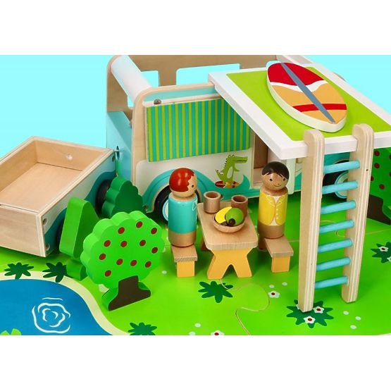 Caravane en bois avec remorque et accessoires