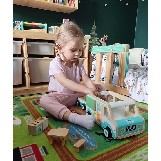 Caravane en bois avec remorque et accessoires