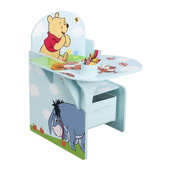 chaise avec une table Ours en peluche Winnie l’ourson