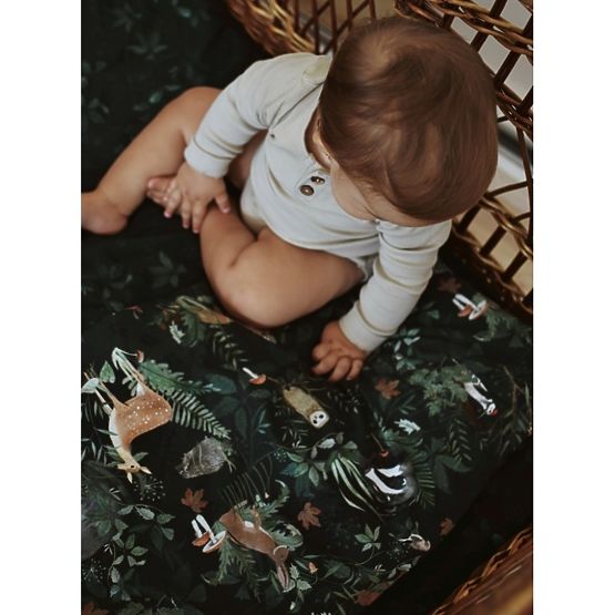 Feuille de commande avec remplir la vie dans la forêt