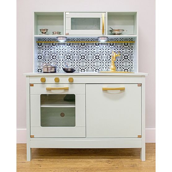 Cuisine nordique en bois avec accessoires