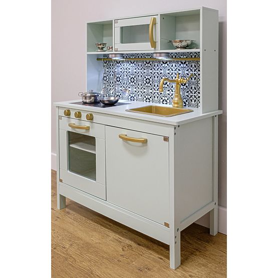 Cuisine nordique en bois avec accessoires