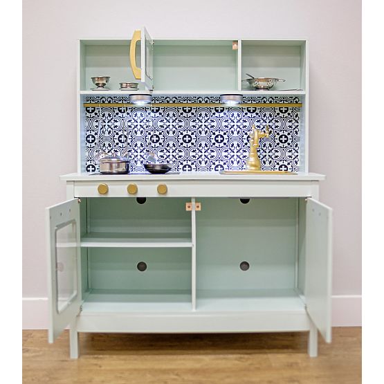 Cuisine nordique en bois avec accessoires