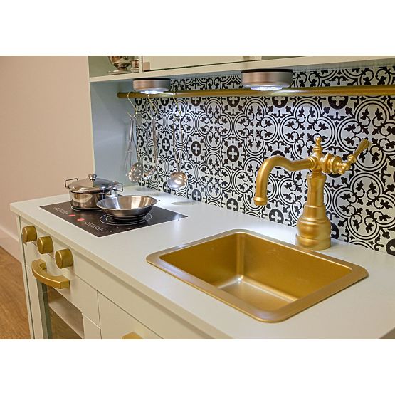 Cuisine nordique en bois avec accessoires