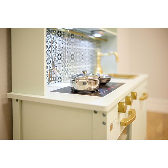 Cuisine nordique en bois avec accessoires