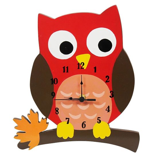 d`enfants fixé au mur montre jeune hibou