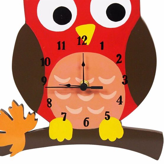 d`enfants fixé au mur montre jeune hibou