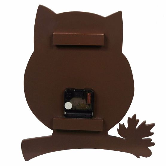 d`enfants fixé au mur montre jeune hibou