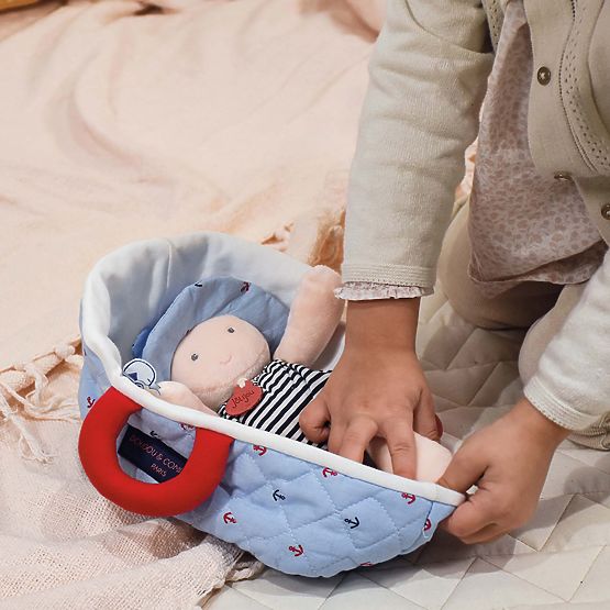 Doudou Jolijou Poupée dans un sac de transport bleu 20 cm