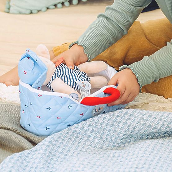 Doudou Jolijou Poupée dans un sac de transport bleu 20 cm