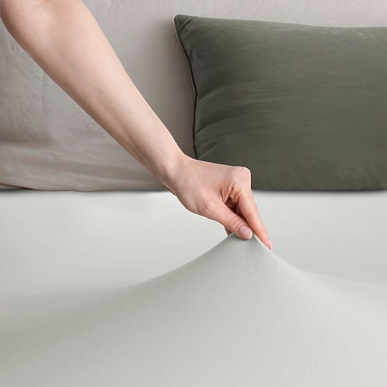 Drap-housse AMBER couleur blanche style classique matériau jersey 80-90x200 DecoKing