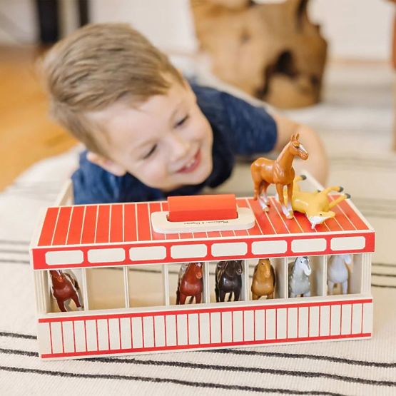 Écurie en bois pour chevaux avec 8 boxes