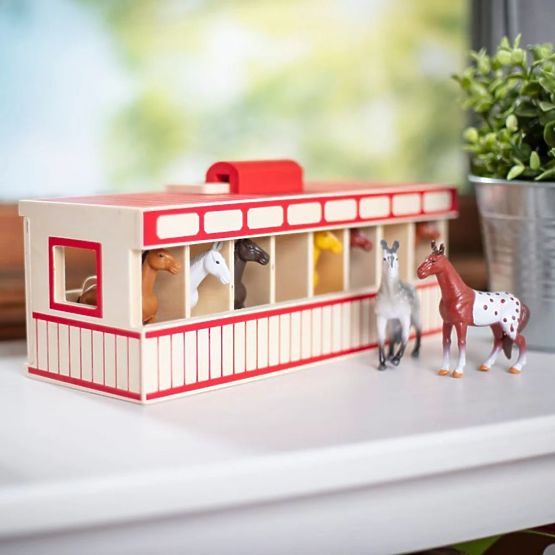 Écurie en bois pour chevaux avec 8 boxes