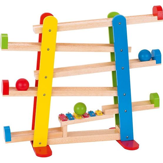 Une piste de boules géante avec un xylophone