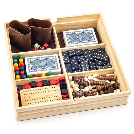 Ensemble de jeux dans une boîte en bois