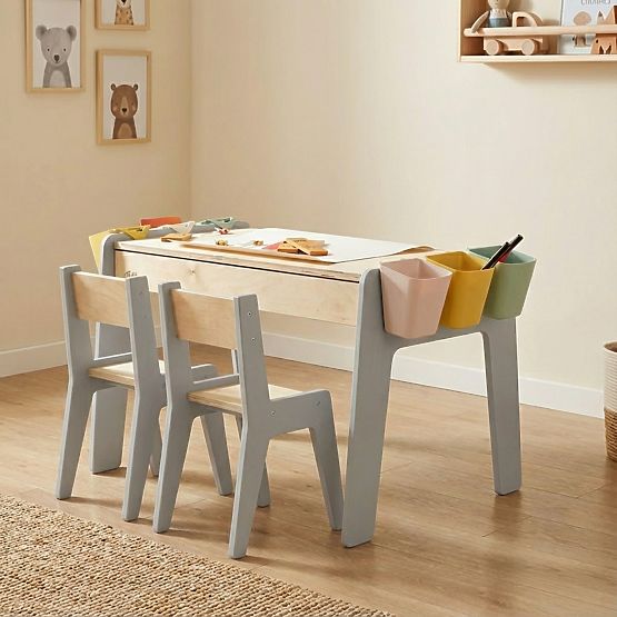 Ensemble de mobilier pour enfants table et deux chaises avec accessoires - gris