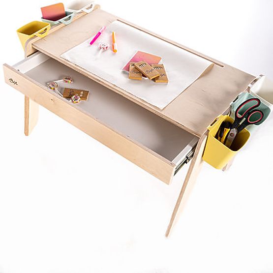 Ensemble de table et deux chaises pour enfants avec accessoires
