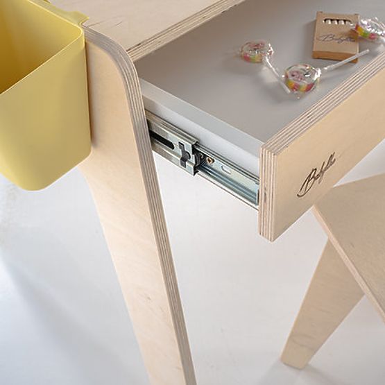 Ensemble de table et deux chaises pour enfants avec accessoires