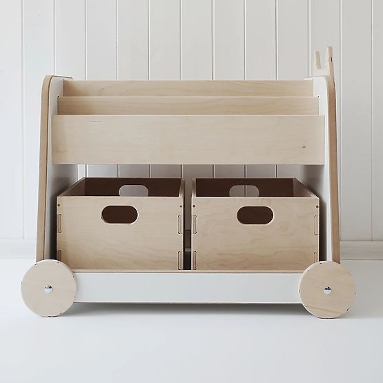 Étagère en bois sur roulettes