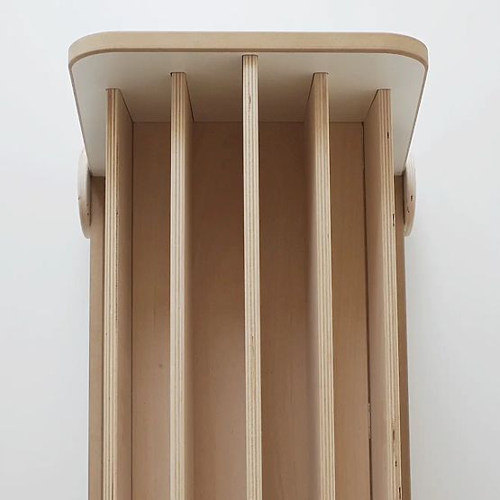 Étagère en bois sur roulettes