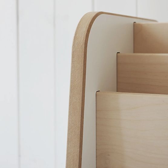 Étagère en bois sur roulettes