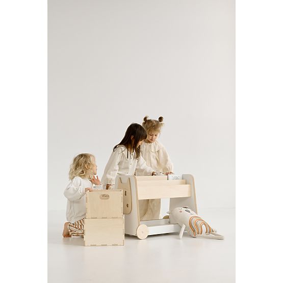 Étagère en bois sur roulettes
