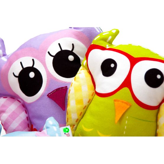Famille de hiboux joyeuse
