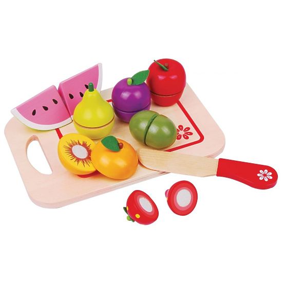 Fruits en bois avec une planche à découper