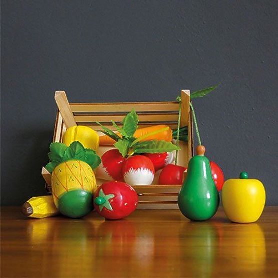 Fruits et légumes en bois dans une cagette
