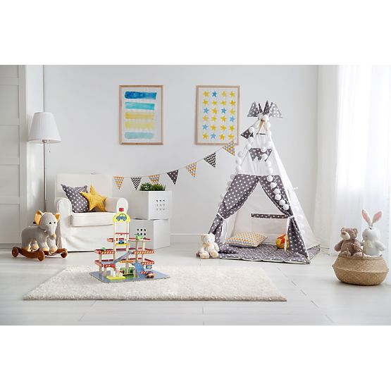 Garage en bois de Tomi avec ascenseur, petites voitures et hélicoptère