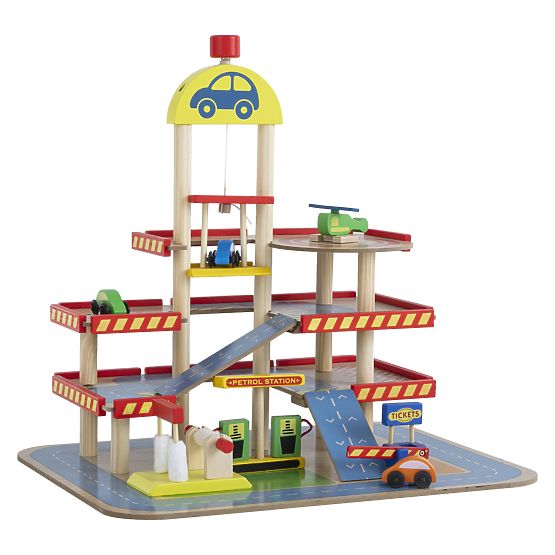 Garage en bois de Tomi avec ascenseur, petites voitures et hélicoptère