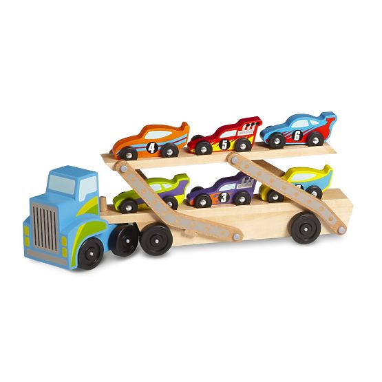 Grand camion avec voitures de course