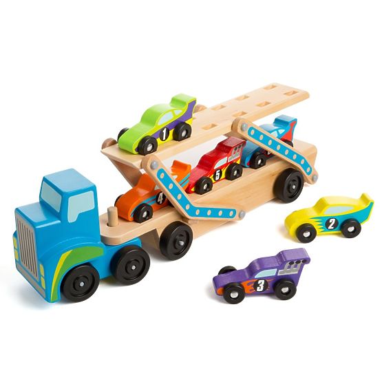 Grand camion avec voitures de course