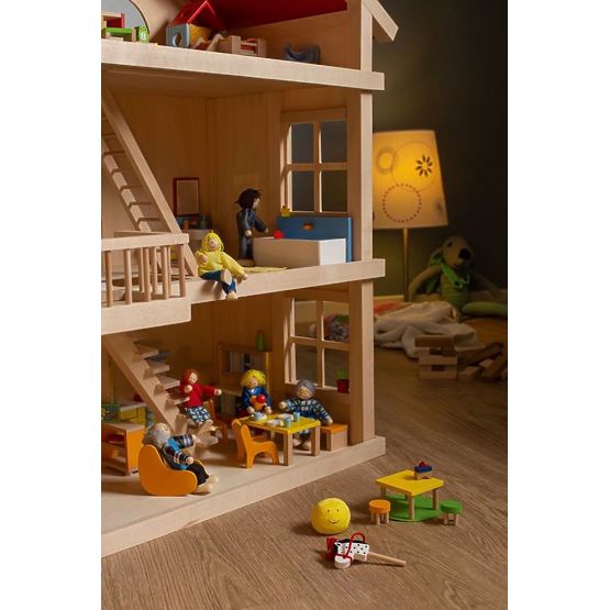 Une grande maison de poupée en bois