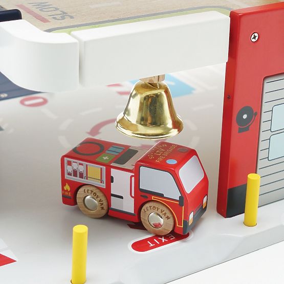 Le Toy Van Garage de pompiers et de secours