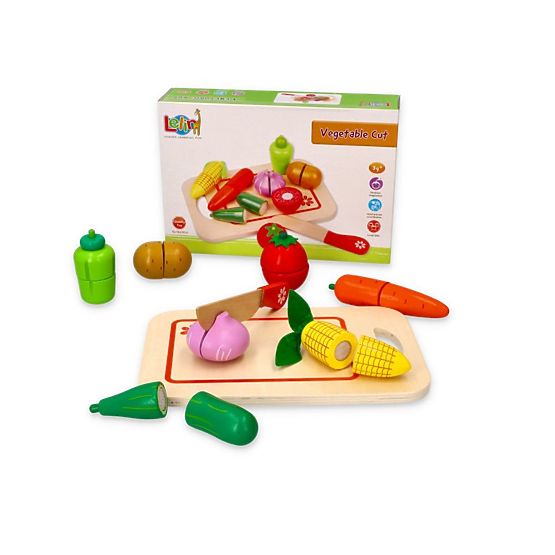 Légumes en bois avec une planche à découper