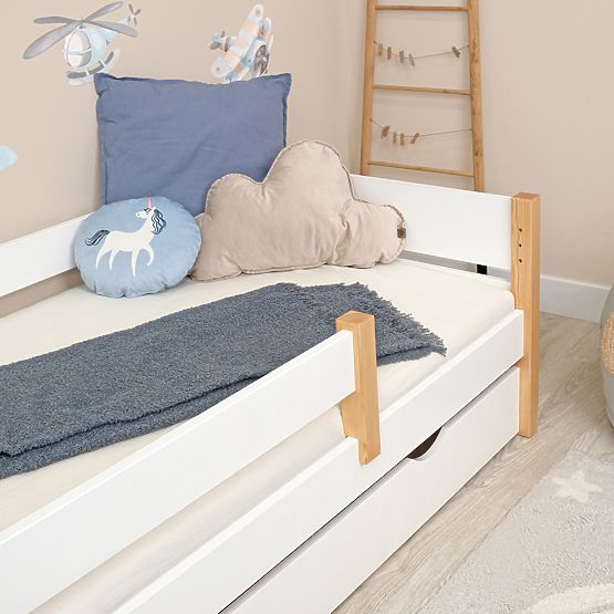 Lit d'enfant en bois Scandie avec barrière - blanc