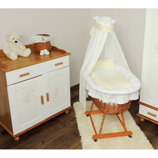 osier lit bébé avec blanc-crème ensemble literie