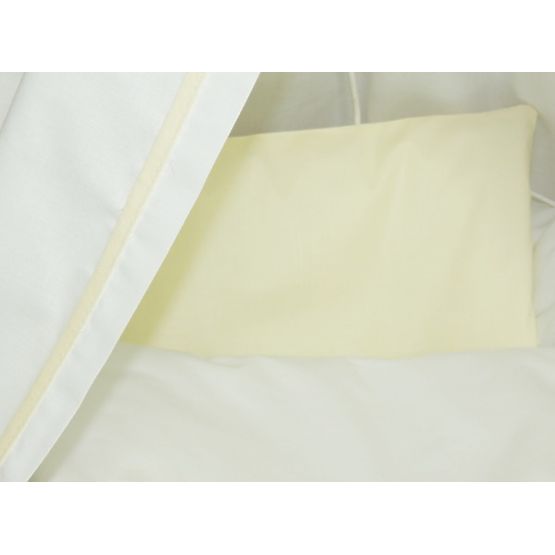 osier lit bébé avec blanc-crème ensemble literie