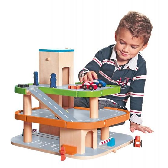 Parking en bois avec ascenseur