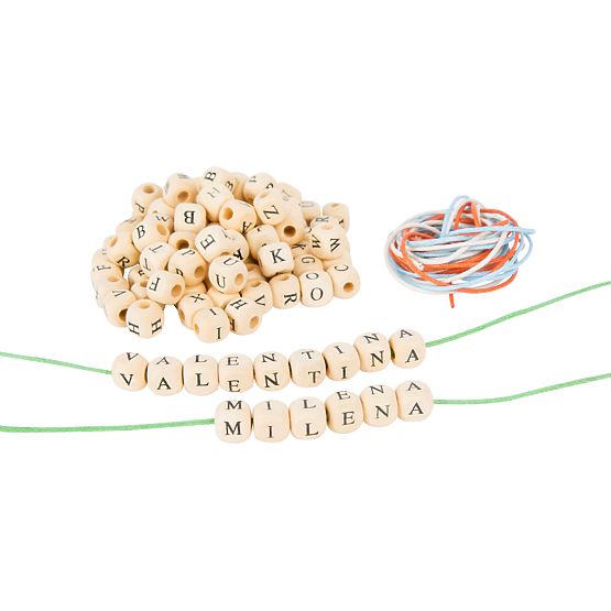 Perles en fil de bois avec lettres