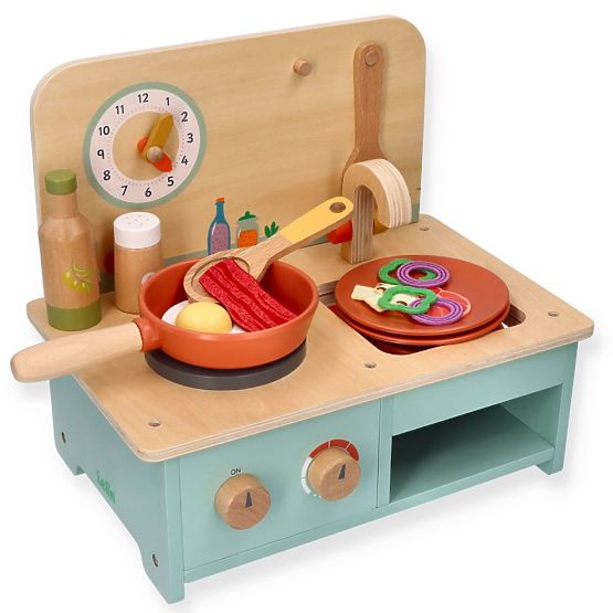Petite cuisine en bois avec accessoires