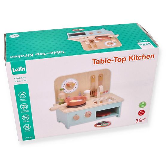 Petite cuisine en bois avec accessoires