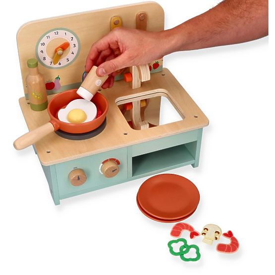 Petite cuisine en bois avec accessoires